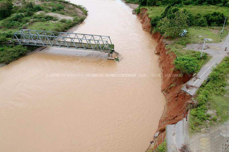 BNPB TINJAU JALAN DAN JEMBATAN AMBLES DI BONE BOLANGO