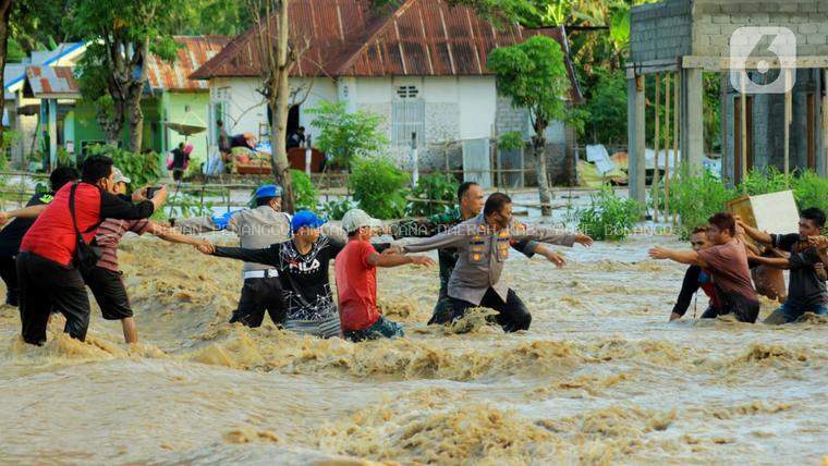 DRAMATIS, EVAKUASI WARGA TERDAMPAK BANJIR BANDANG DI BONE BOLANGO