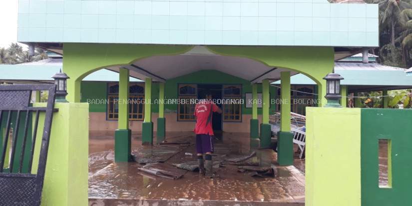 DUA RUMAH WARGA BONE BOLANGO HANYUT AKIBAT BANJIR BANDANG