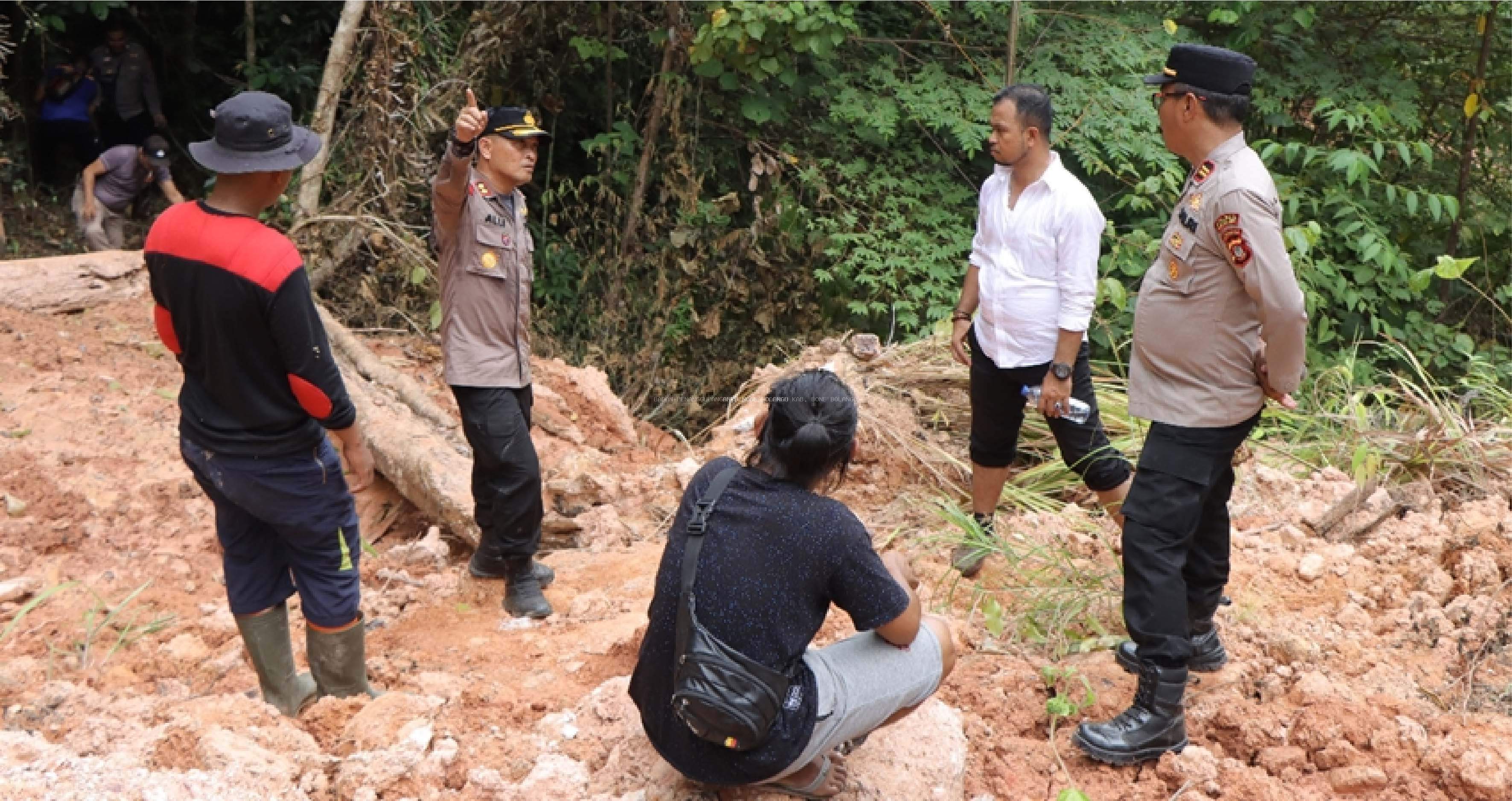 KAPOLRES IMBAU WASPADA LEDAKAN DI LOKASI LONGSORAN PUNCAK GUNUNG MEREKI