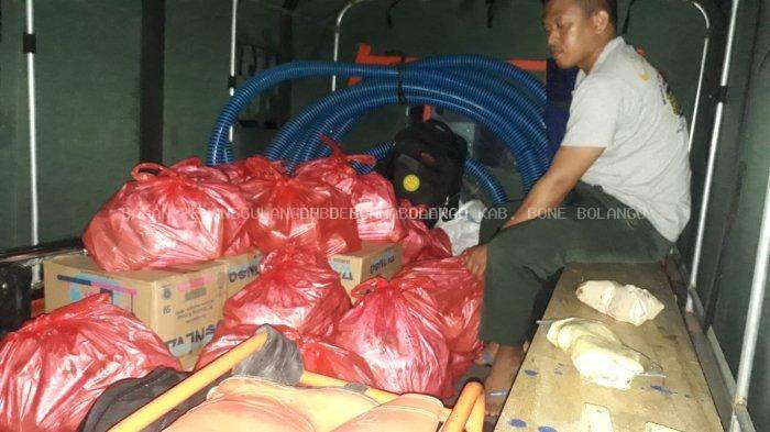 500 BUNGKUS MAKANAN SIAP SAJI MELUNCUR KE LOKASI BANJIR BONE PESISIR